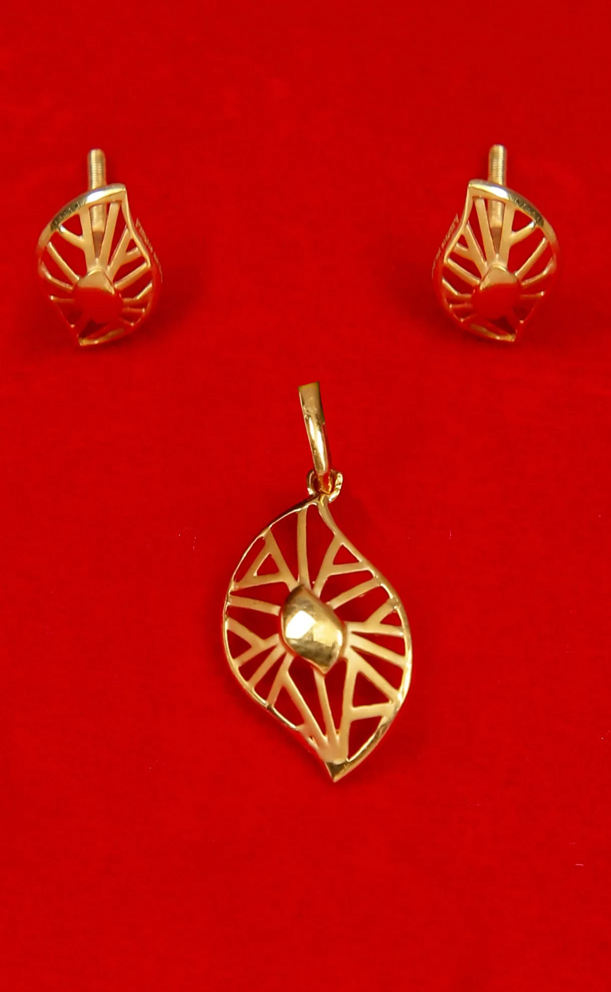 22 KT Designer Gold Pendant Set (D141)