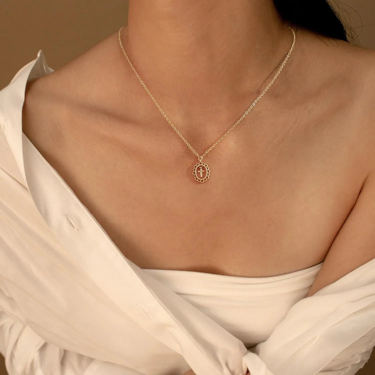 Cross Necklace for Women,Double Cross Necklace Gold Plated Cross Necklaces for Women Trendy Dainty 14K Gold Cross Pendant Necklace Simple Cute Choker Necklace Gold Charm Necklace for Women Jewelry