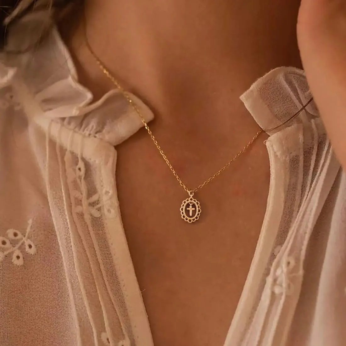 Cross Necklace for Women,Double Cross Necklace Gold Plated Cross Necklaces for Women Trendy Dainty 14K Gold Cross Pendant Necklace Simple Cute Choker Necklace Gold Charm Necklace for Women Jewelry
