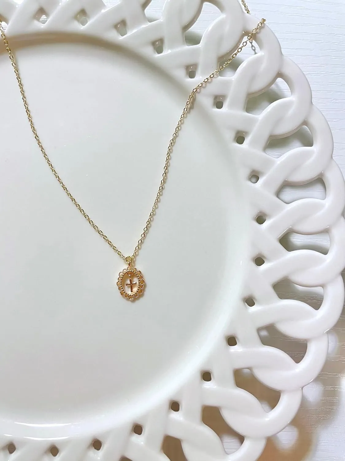 Cross Necklace for Women,Double Cross Necklace Gold Plated Cross Necklaces for Women Trendy Dainty 14K Gold Cross Pendant Necklace Simple Cute Choker Necklace Gold Charm Necklace for Women Jewelry