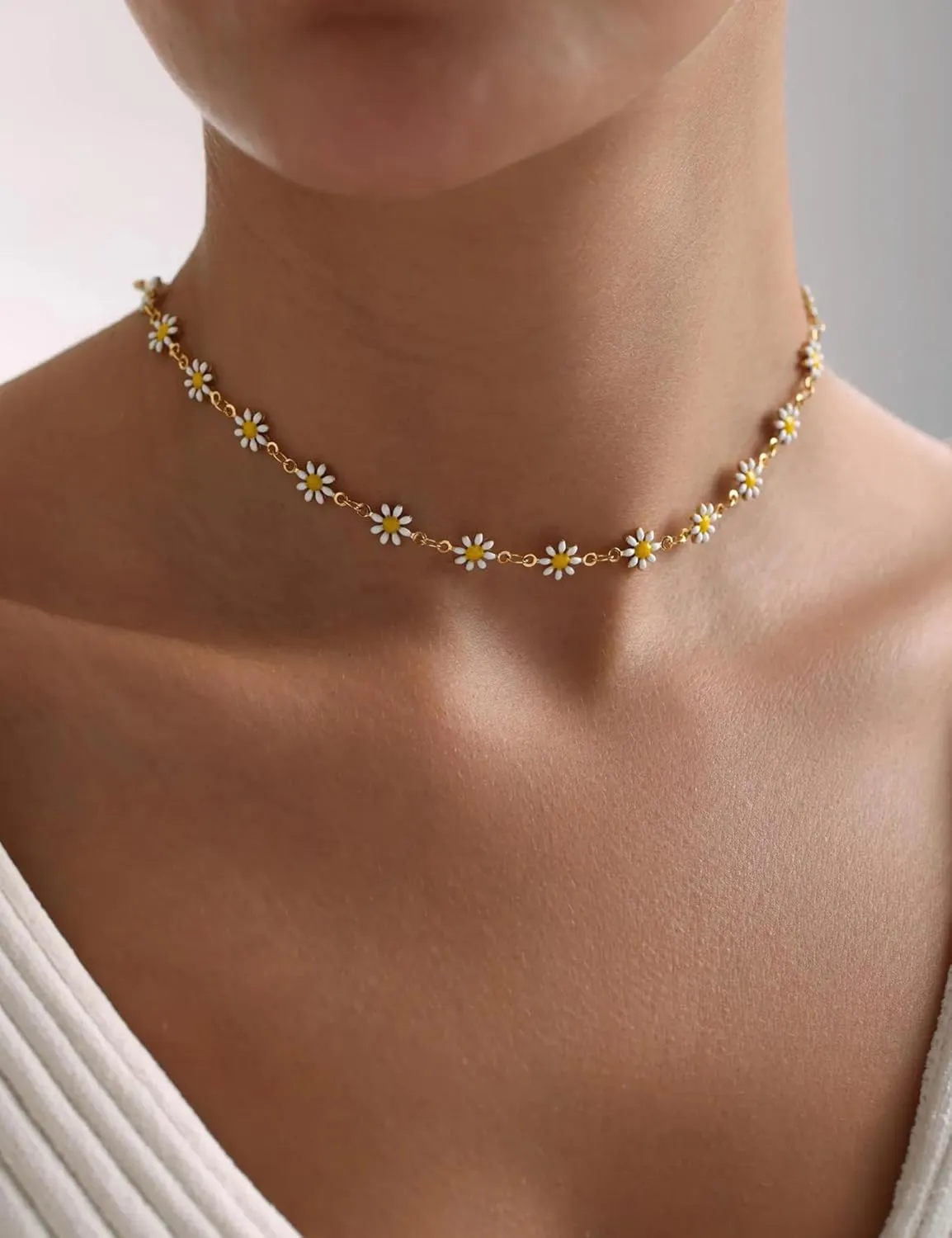 Cute Flower Necklace for Women 18K Gold Plated Dainty Daisy Flower Pearl Choker Necklace for Women