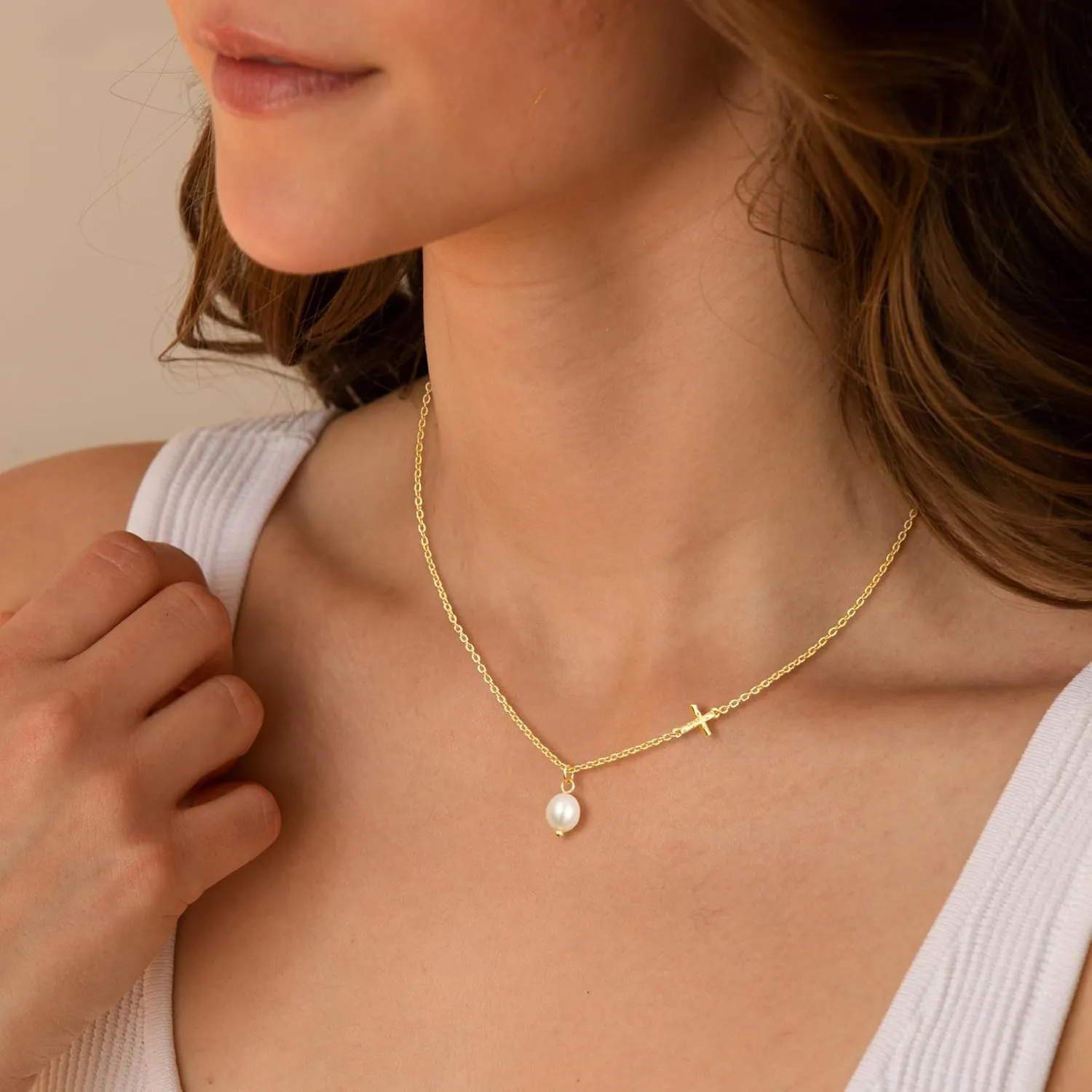 Gold Pearl Necklaces for Women Trendy, Dainty 14K Gold Pearl Pendant Chain Choker Necklace Cute Simple Pearl Pendant Link Necklace Waterproof Hypoallergenic Gold Jewelry Gifts for Women