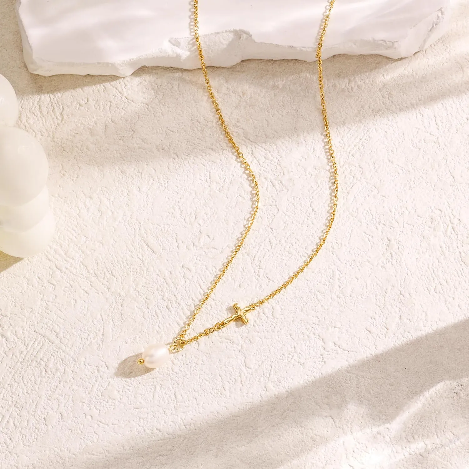 Gold Pearl Necklaces for Women Trendy, Dainty 14K Gold Pearl Pendant Chain Choker Necklace Cute Simple Pearl Pendant Link Necklace Waterproof Hypoallergenic Gold Jewelry Gifts for Women