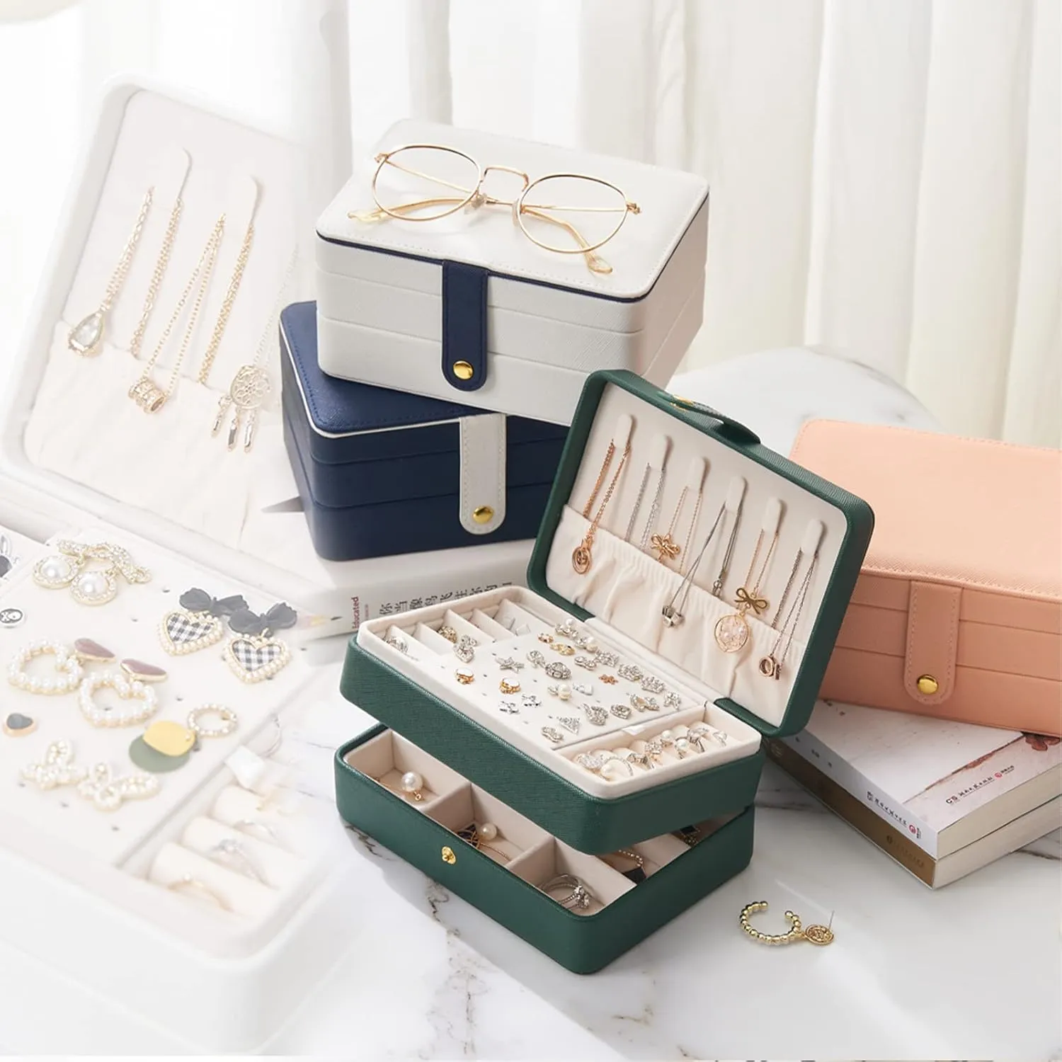 KOOAAICCHI Small Jewelry Box, Travel Jewelry Organizer, Portable Jewelry boxes for Women Girls Gift, Double Layers PU Leather Jewelry Holder for Rings, Earrings, Necklaces-White