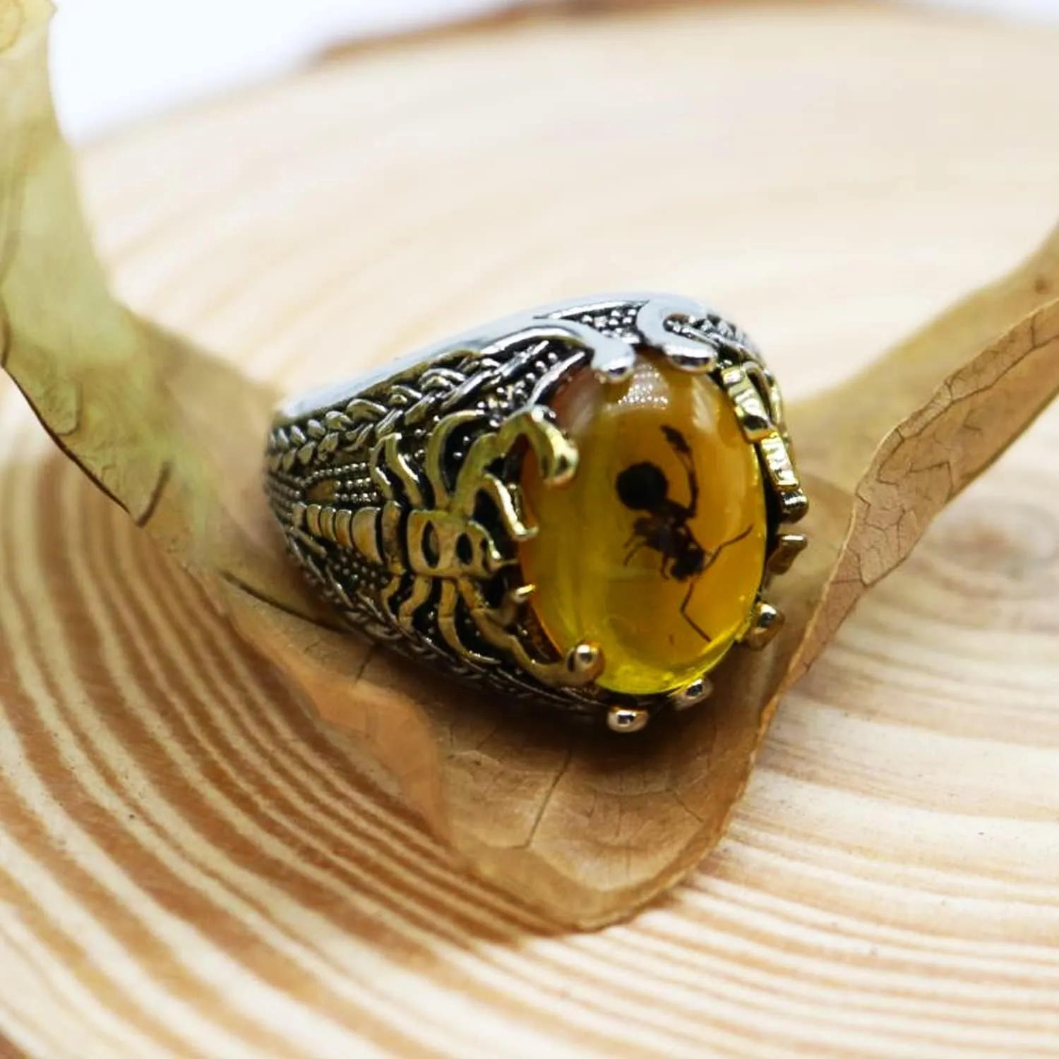 Retro Oval Yellow Agate Cocktail Rings Gothic Hip Hop Punk Crystal Zircon Scorpion Party Ring for Men Boy Fashion Jewellery Gifts